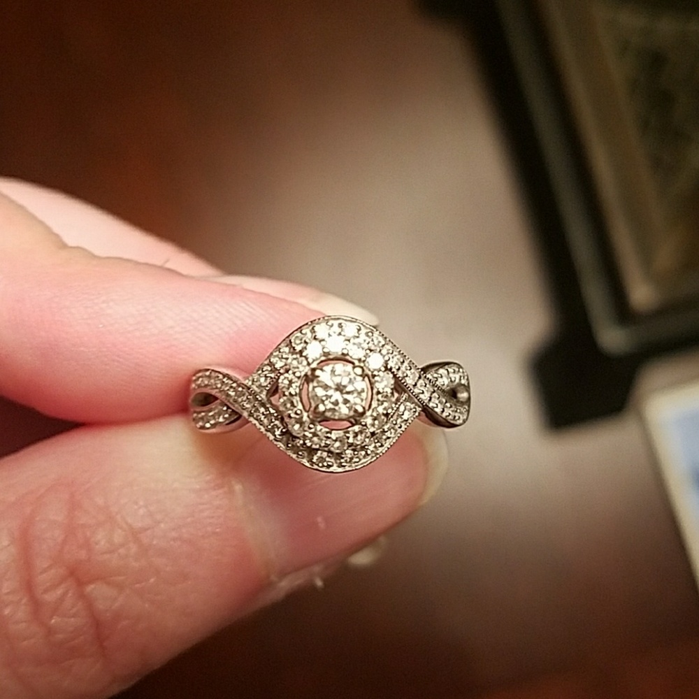 Engagement ring - Picture 3 of 7